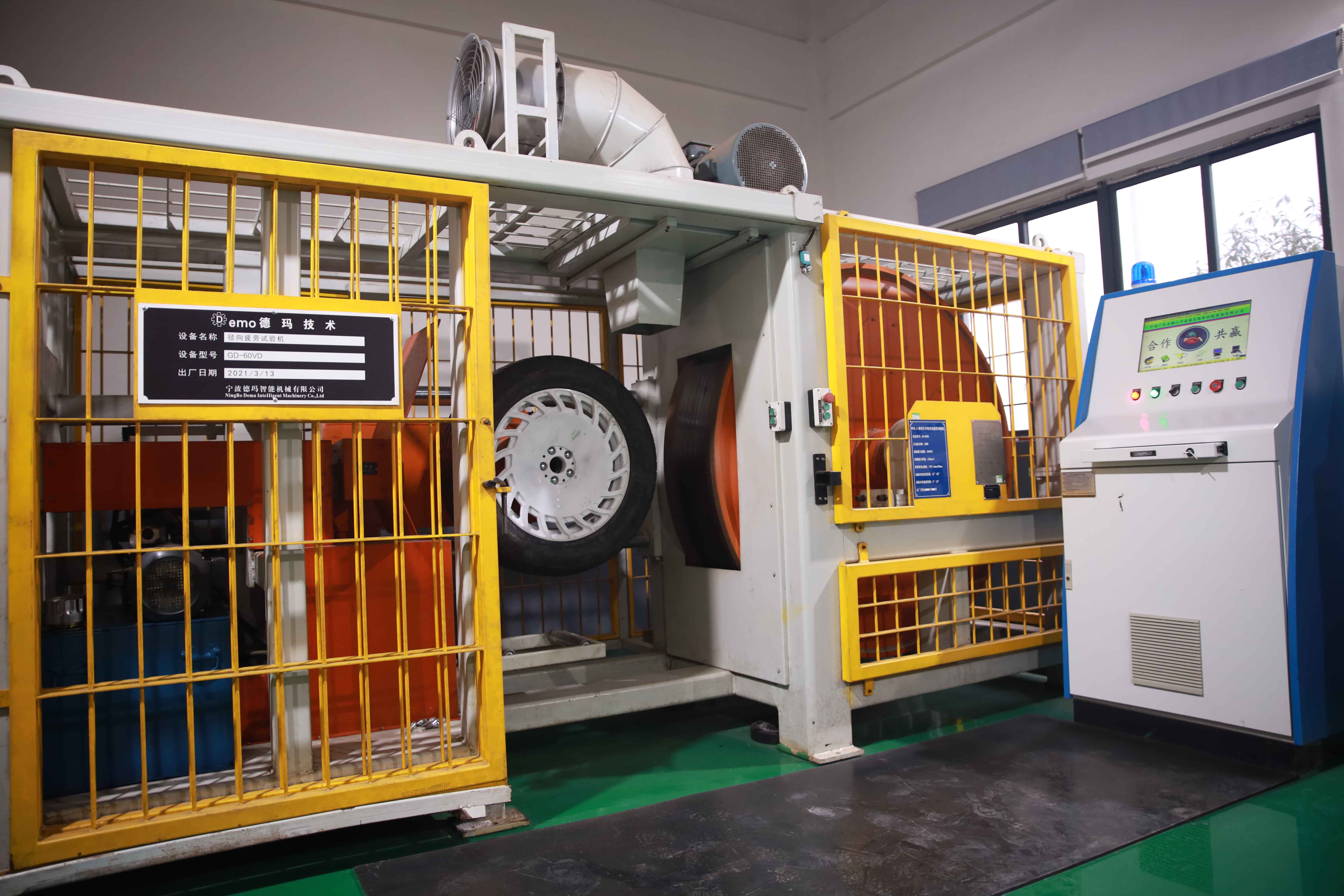 Radial fatigue testing machine